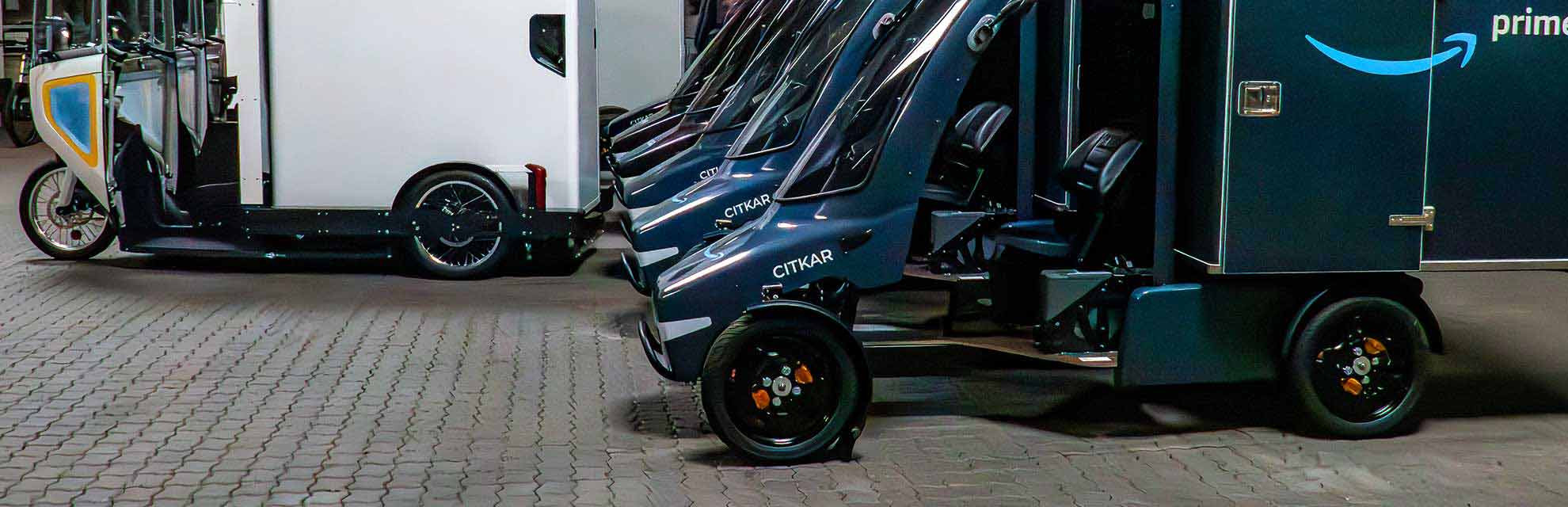 Lagerhalle mit aufgereiten Cargobikes unterschiedlicher Marken