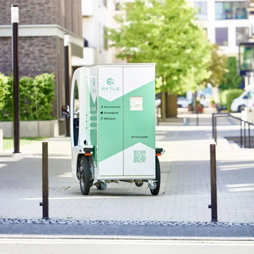 Das Rytle Cargobike MovR steht in einer Fußgängerzone