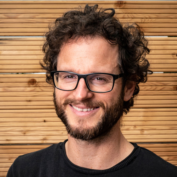 MODES Mitarbeiterfoto Aris