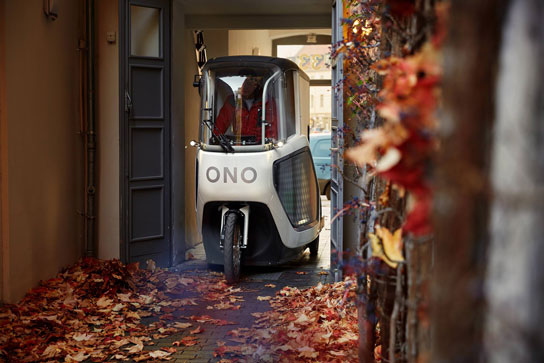 ONO Cargobike fährt durch enge Hinterhofeinfahrt